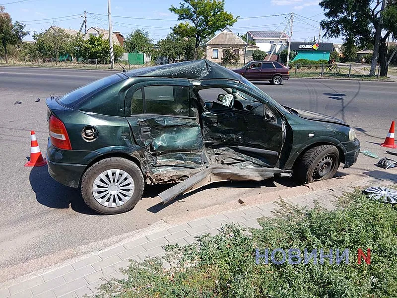 Volkswagen вылетел с дороги после столкновения с Opel на проспекте в Николаеве