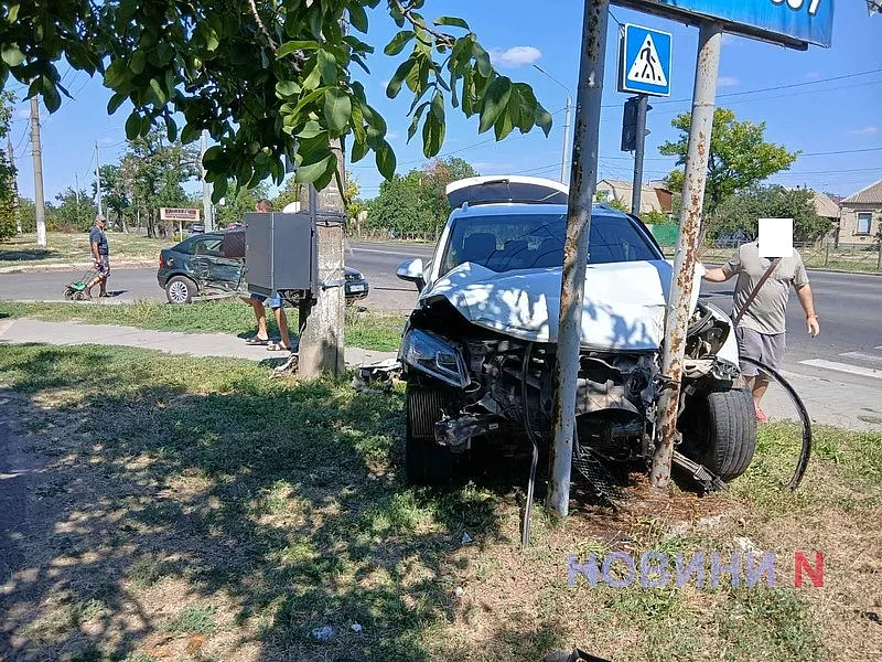 Volkswagen вылетел с дороги после столкновения с Opel на проспекте в Николаеве