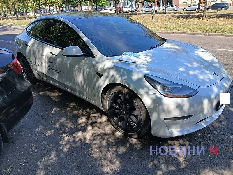 Fiat не пропустил Tesla на проспекте в Николаеве 