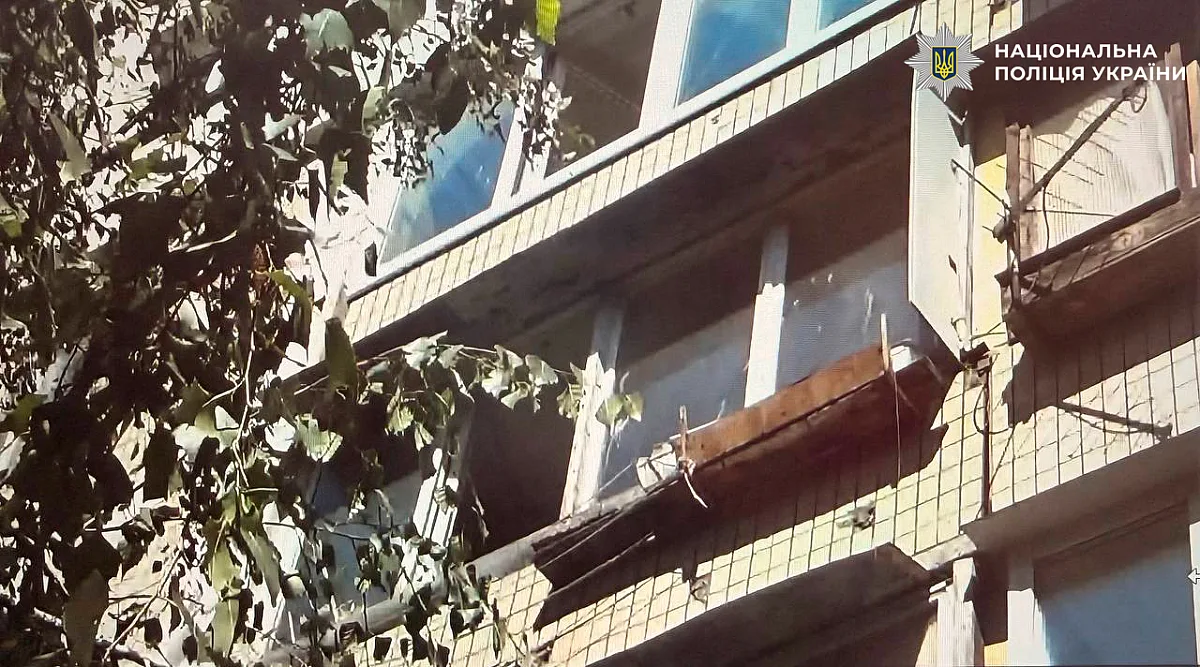 В Киеве женщина выбросила собаку с балкона четвертого этажа (видео)