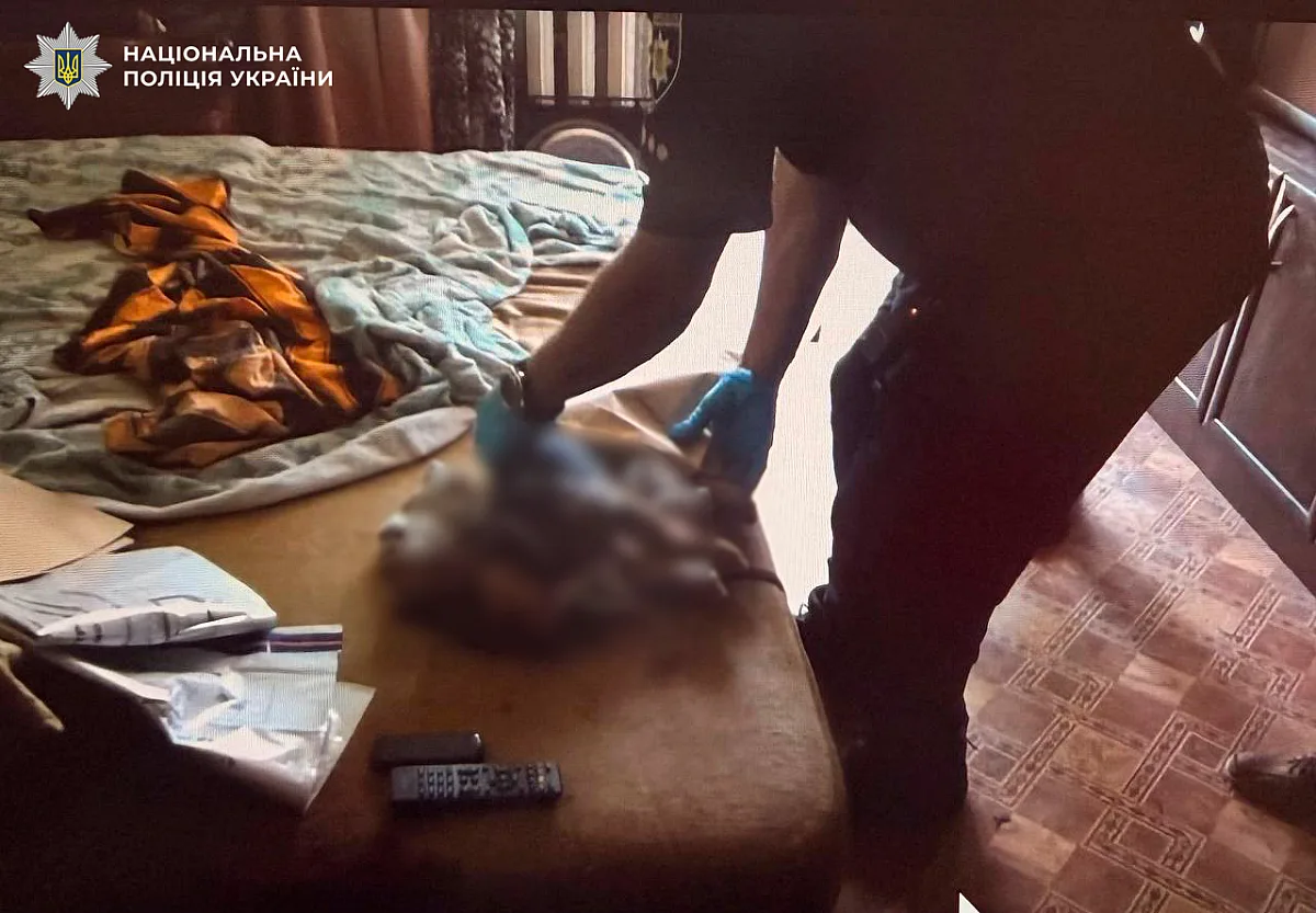 В Киеве женщина выбросила собаку с балкона четвертого этажа (видео)