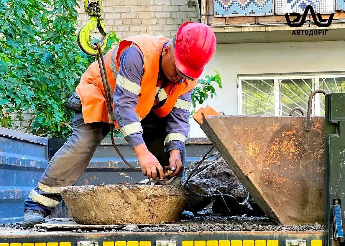 В Николаеве очищают коллектор, заполненный отложениями на 90%: работы продолжаются