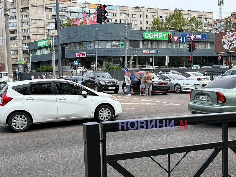 У центрі Миколаєва автомобіль «Кіа» зіткнувся із SsangYong: утворився автомобільний затор