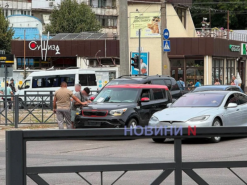 У центрі Миколаєва автомобіль «Кіа» зіткнувся із SsangYong: утворився автомобільний затор