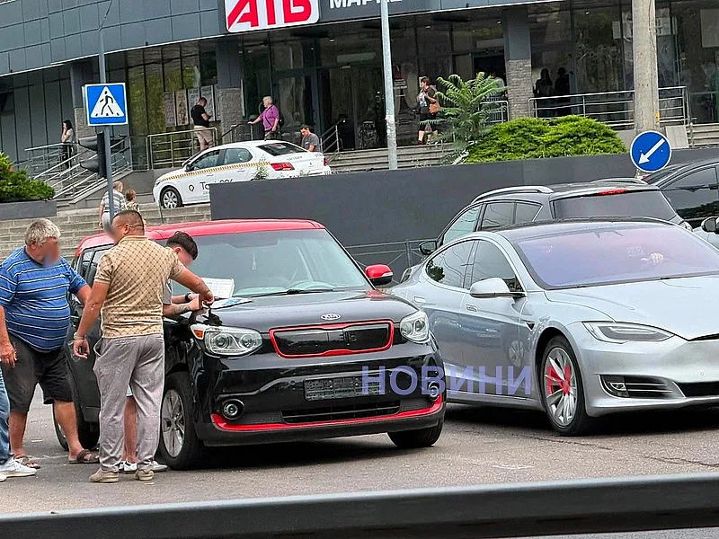 У центрі Миколаєва автомобіль «Кіа» зіткнувся із SsangYong: утворився автомобільний затор