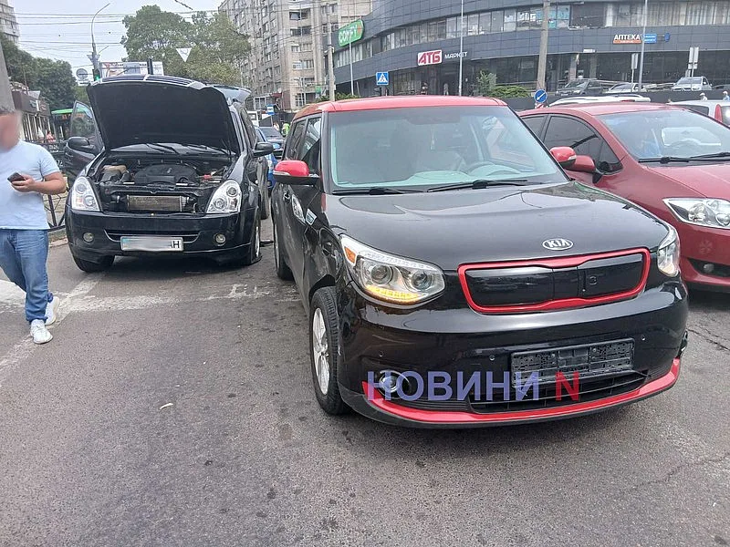 У центрі Миколаєва автомобіль «Кіа» зіткнувся із SsangYong: утворився автомобільний затор