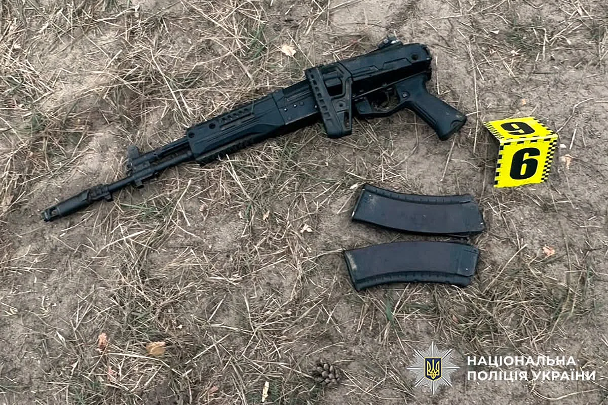 Мужчины угрожали полицейским автоматом АК-12 на Хмельнитчине