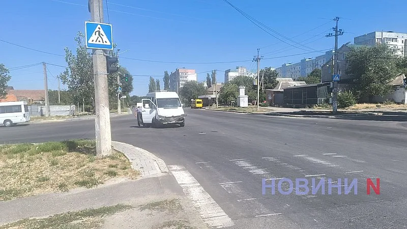 Два микроавтобуса столкнулись на перекрестке в Николаеве