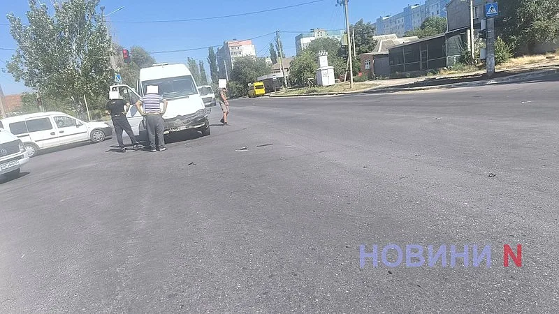 Два микроавтобуса столкнулись на перекрестке в Николаеве
