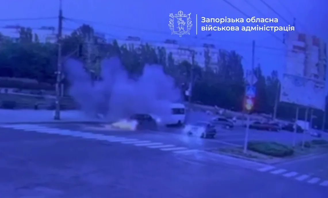 В Запорожье беспилотник атаковал маршрутку с пассажирами: есть тяжелораненые (видео)