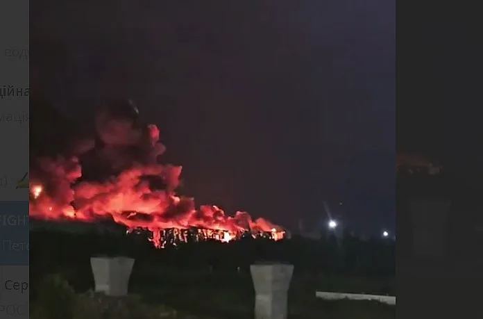 Под Санкт-Петербургом загорелась крупная промышленная зона: пылает Ижорский завод (видео)