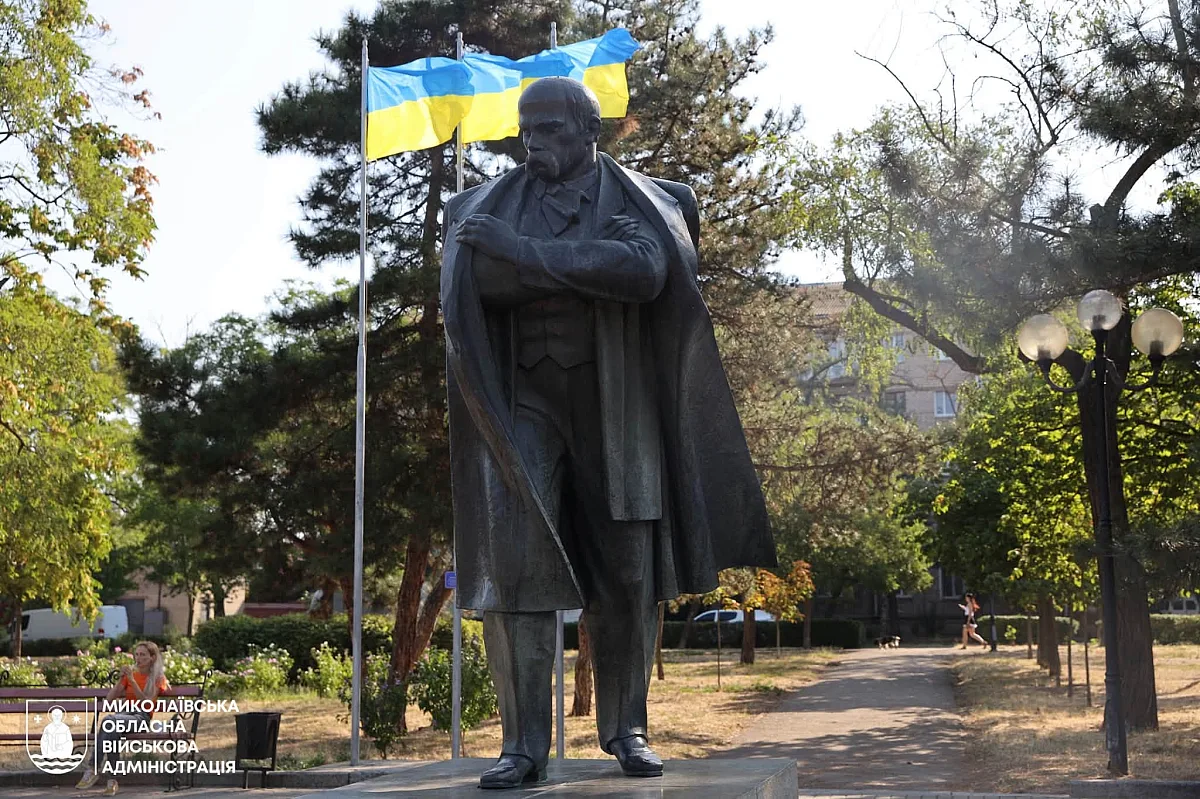 В Николаеве ко Дню Государственного флага Украины торжественно подняли сине-желтый стяг