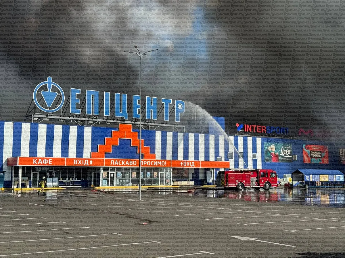 Одеса під масованою атакою: горять два «Епіцентри», удар завдано по складах та енергетиці