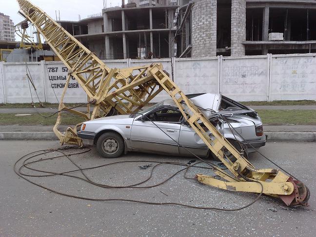 В Одессе строительный кран раздавил машину