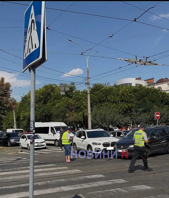 ДТП в центре Николаева: образовалась пробка, движение трамваев перекрыто