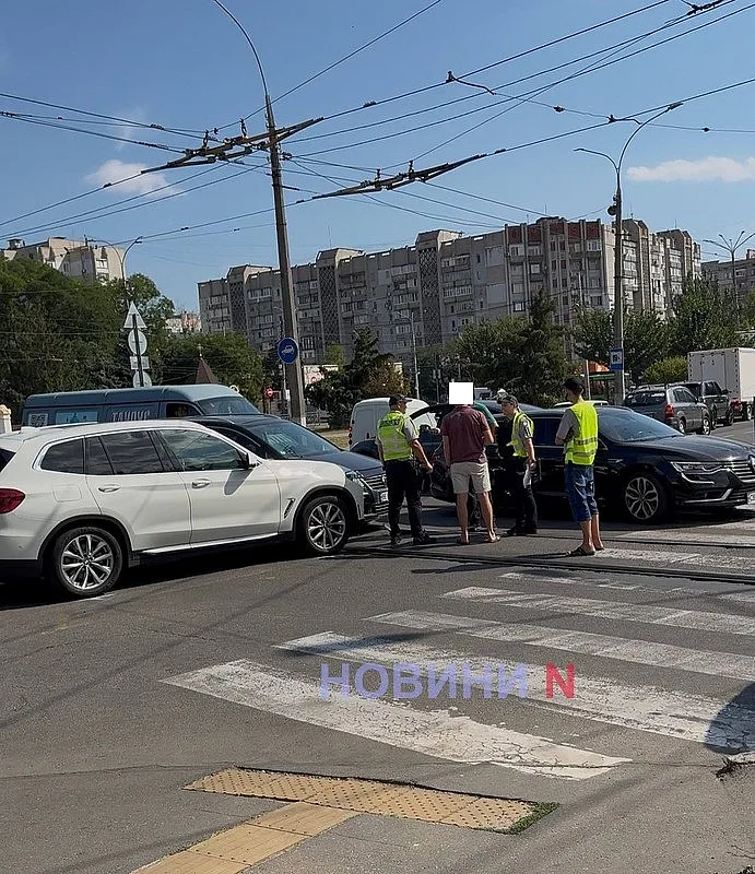 ДТП в центре Николаева: образовалась пробка, движение трамваев перекрыто