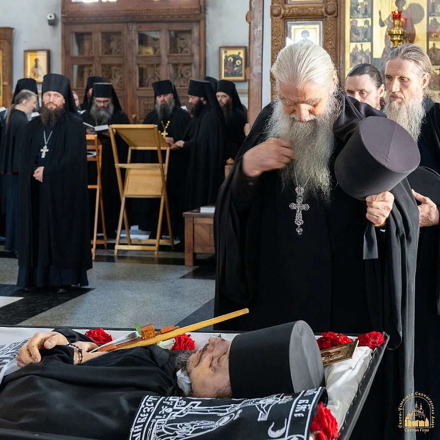 В Святогорской лавре простились с погибшим монахом: полиция расследует умышленное убийство (фото)