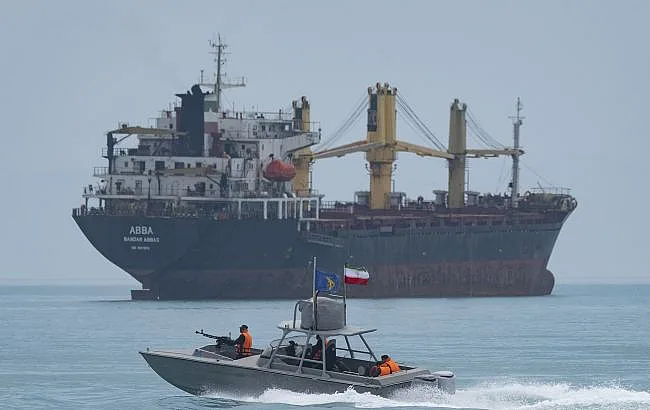 Ормузский пролив остается заминированным, - Bloomberg