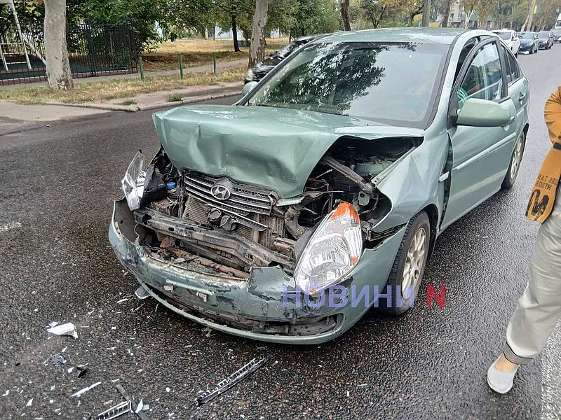 На проспекте в Николаеве произошло ДТП с тремя автомобилями: движение затруднено