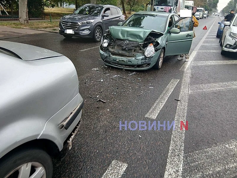 На проспекте в Николаеве произошло ДТП с тремя автомобилями: движение затруднено