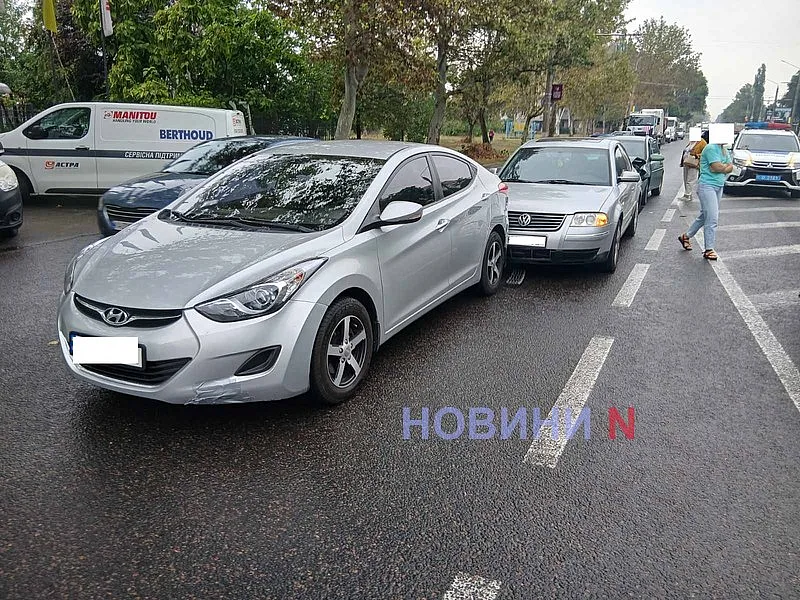 На проспекте в Николаеве произошло ДТП с тремя автомобилями: движение затруднено