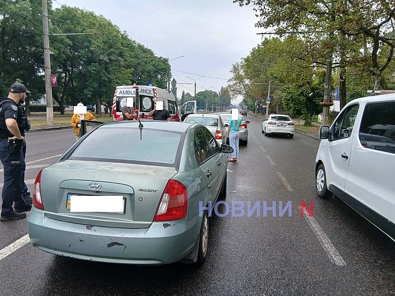 На проспекте в Николаеве произошло ДТП с тремя автомобилями: движение затруднено
