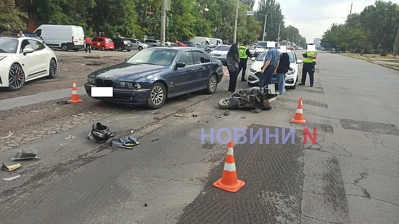 В Николаеве мопедист врезался в «БМВ»: пострадавшего госпитализировали