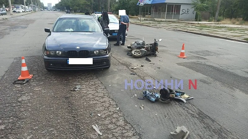В Николаеве мопедист врезался в «БМВ»: пострадавшего госпитализировали