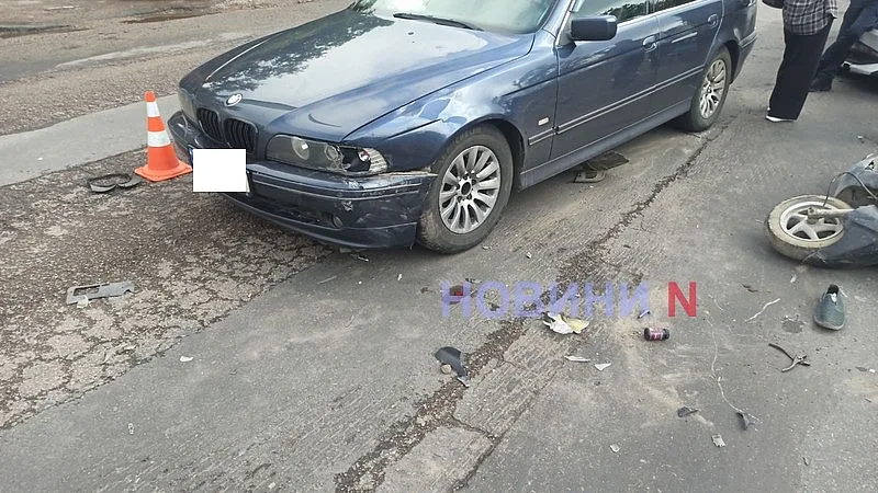 В Николаеве мопедист врезался в «БМВ»: пострадавшего госпитализировали