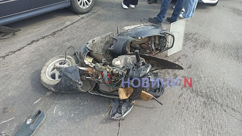 В Николаеве мопедист врезался в «БМВ»: пострадавшего госпитализировали