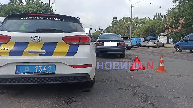В Николаеве мопедист врезался в «БМВ»: пострадавшего госпитализировали