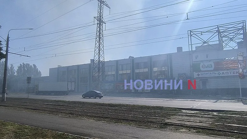 В Николаеве дрон атаковал хозяйственный супермаркет: начался пожар (фото)
