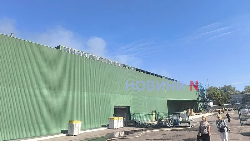 В Николаеве дрон атаковал хозяйственный супермаркет: начался пожар (фото)