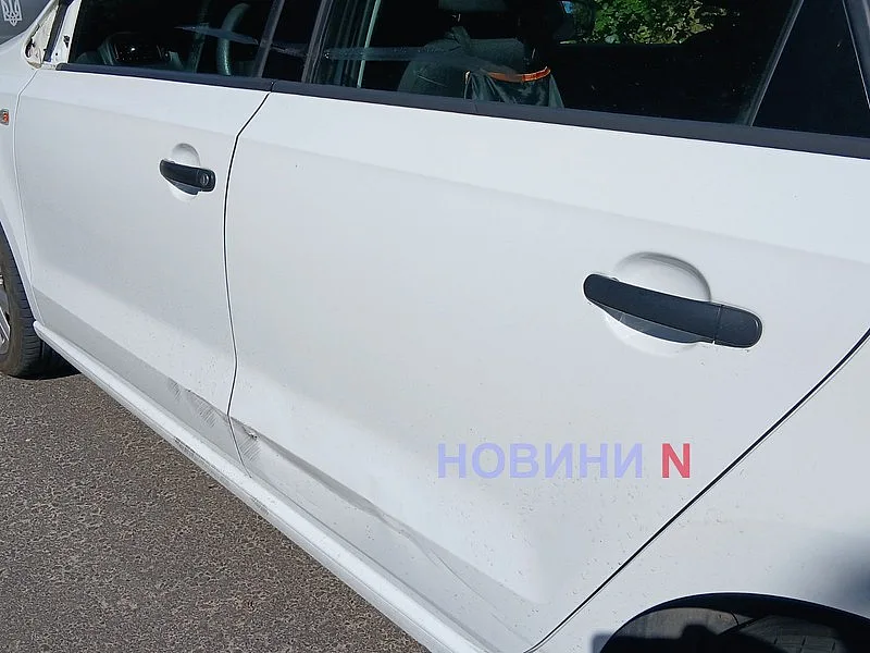 В центре Николаева неизвестный автомобиль врезался в припаркованные машины и скрылся