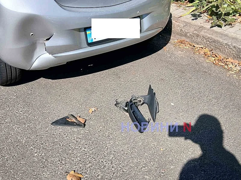 В центре Николаева неизвестный автомобиль врезался в припаркованные машины и скрылся