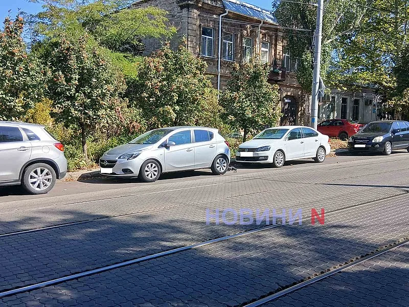 В центре Николаева неизвестный автомобиль врезался в припаркованные машины и скрылся