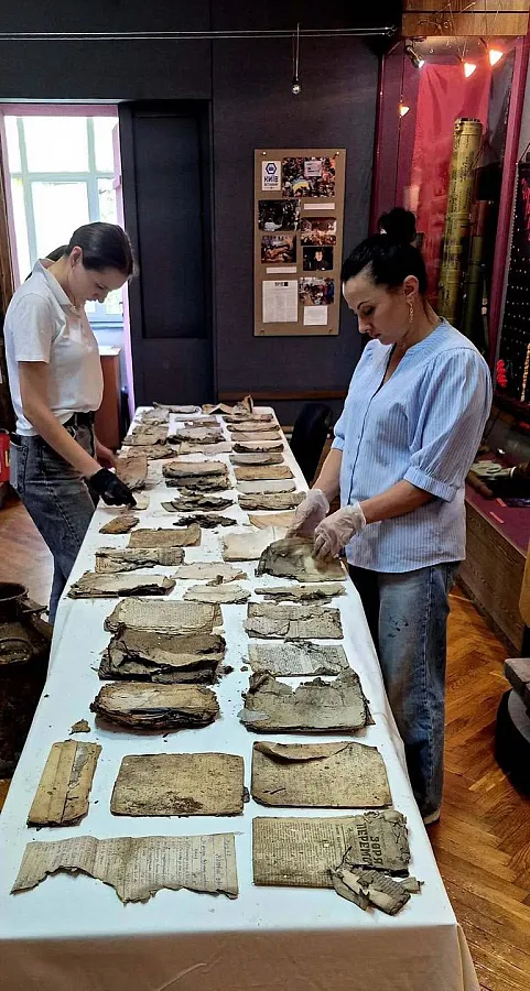 Уникальная находка: на Прикарпатье обнаружили тайник с документами ОУН (фото)