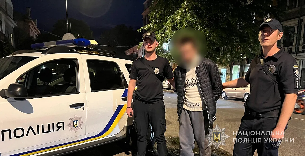 В центре Одессы мужчина избивал прохожих женщин: полиция ищет его жертв (фото)