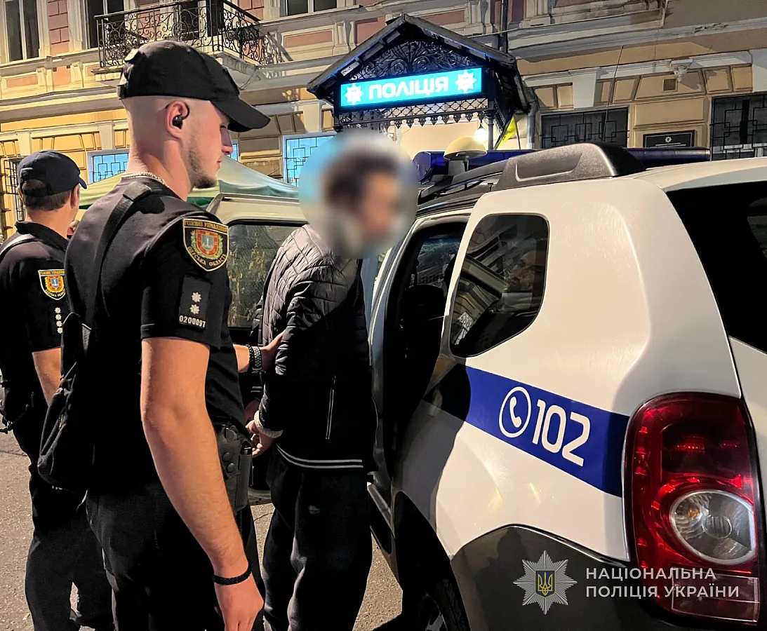 В центре Одессы мужчина избивал прохожих женщин: полиция ищет его жертв (фото)
