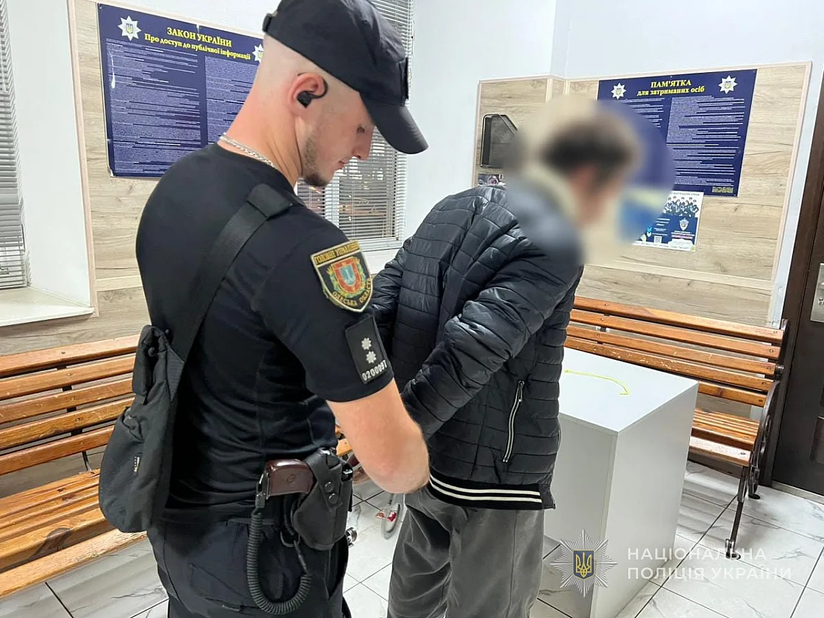 В центре Одессы мужчина избивал прохожих женщин: полиция ищет его жертв (фото)
