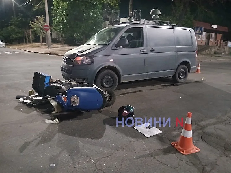 В Николаеве «Фольксваген» сбил мопед: два человека госпитализированы