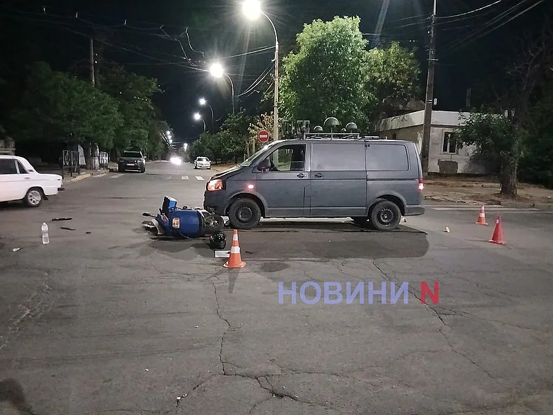 В Николаеве «Фольксваген» сбил мопед: два человека госпитализированы