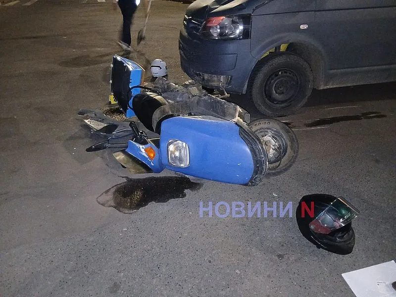 В Николаеве «Фольксваген» сбил мопед: два человека госпитализированы