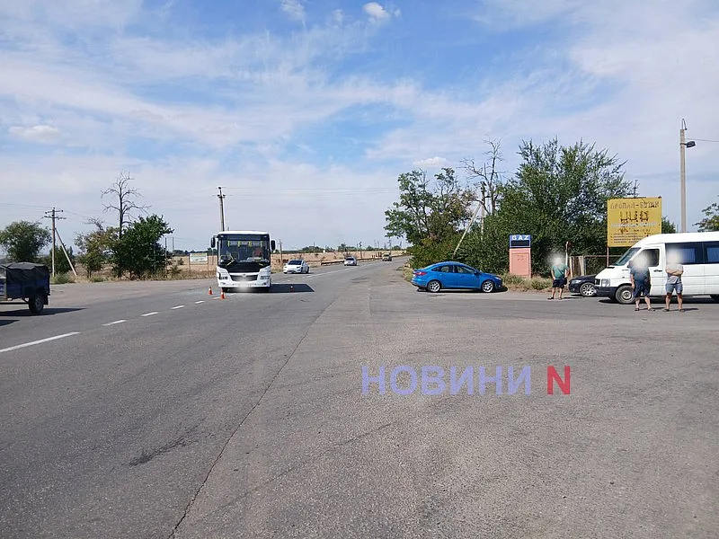Ford Focus столкнулся с автобусом под Николаевом: пострадала женщина-водитель
