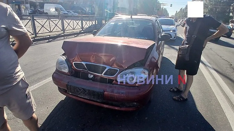 На проспекте в Николаеве ЗАЗ «догнал» Renault: образовалась пробка