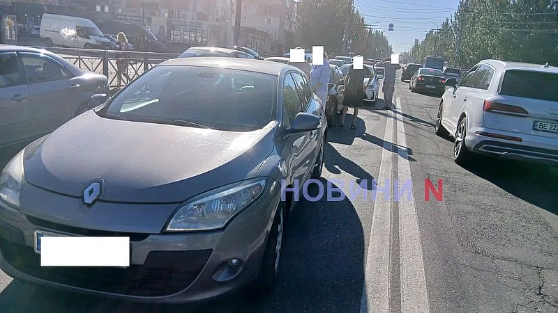 На проспекте в Николаеве ЗАЗ «догнал» Renault: образовалась пробка