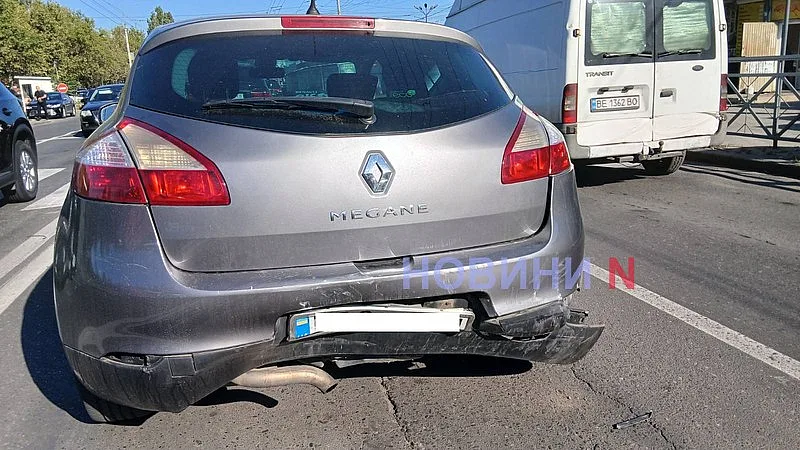 На проспекте в Николаеве ЗАЗ «догнал» Renault: образовалась пробка