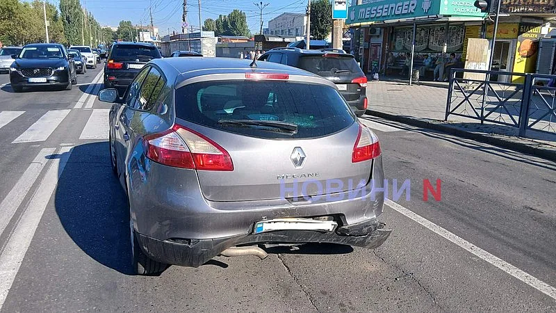 На проспекте в Николаеве ЗАЗ «догнал» Renault: образовалась пробка