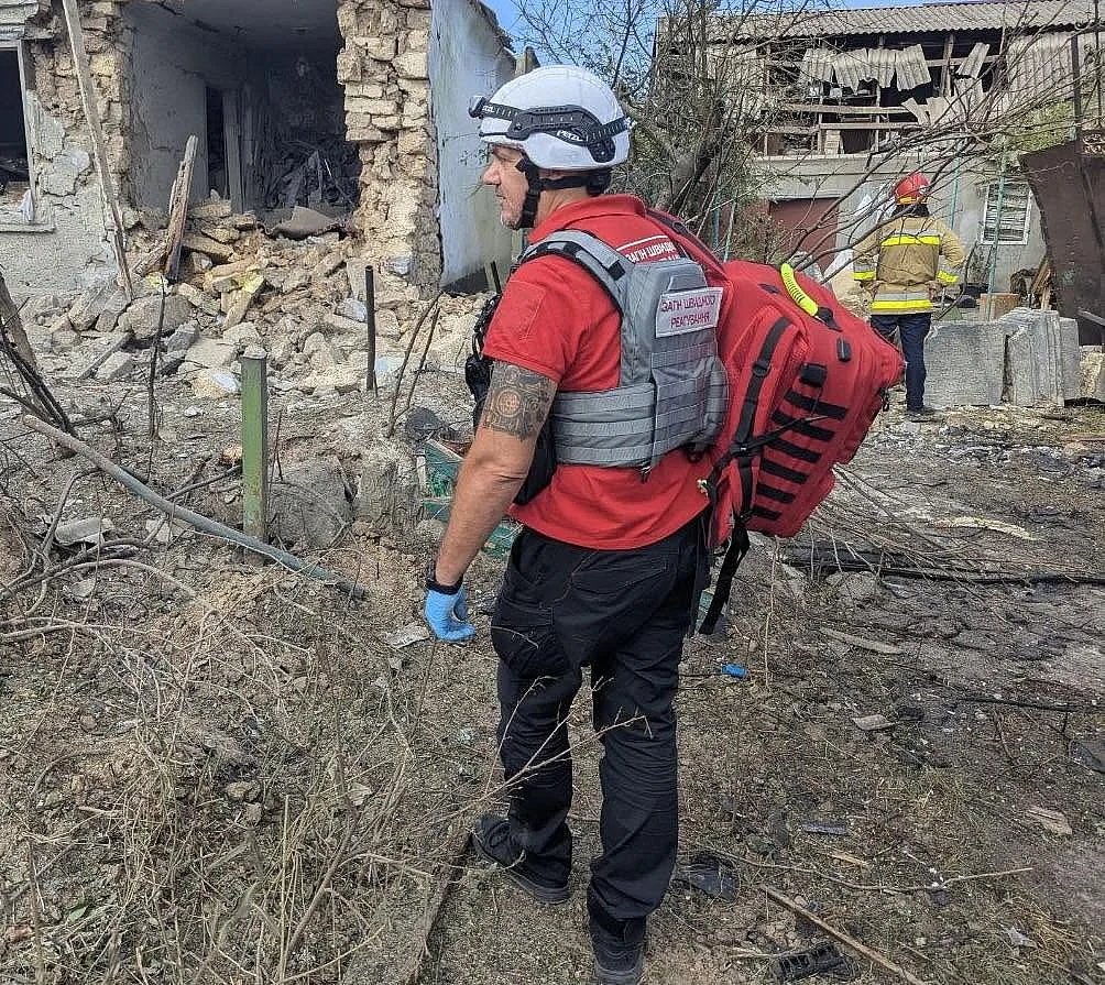 У Миколаєві внаслідок ранкового обстрілу пошкоджено житлові будинки: фото з місця
