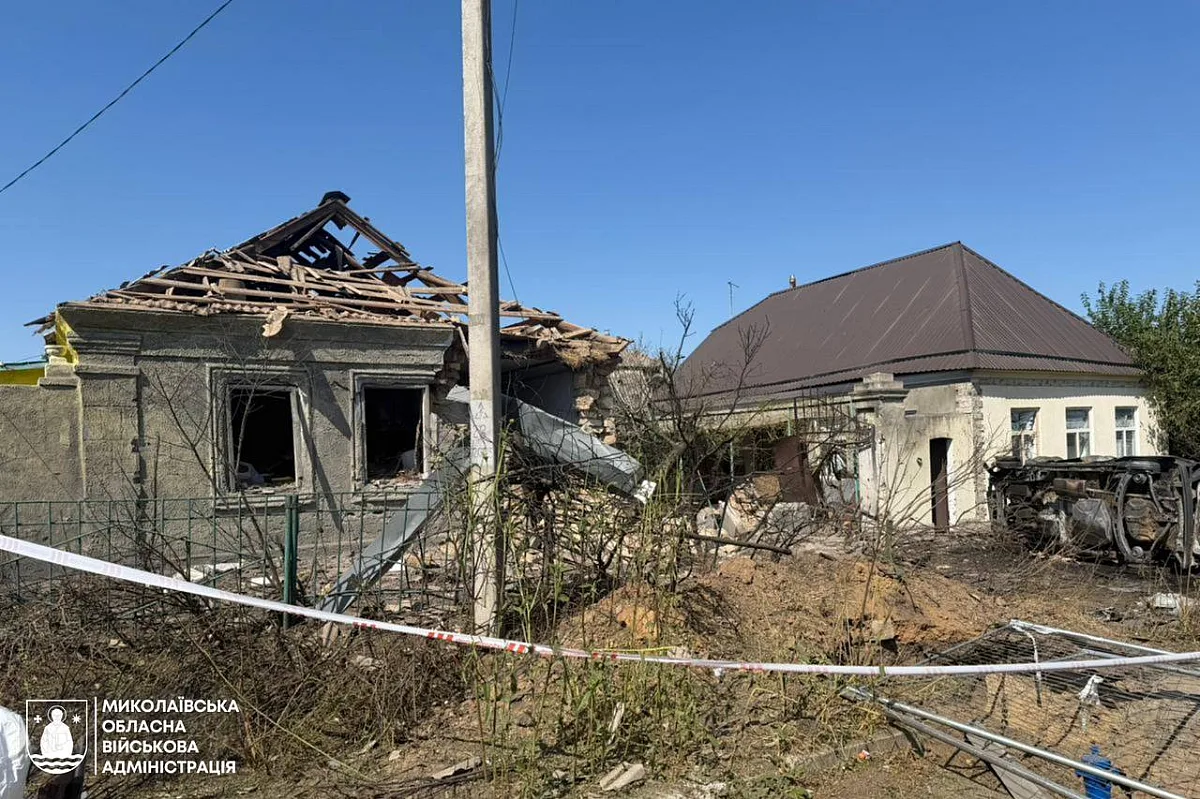 Пошкоджено сім будинків та авто: з\